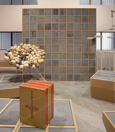 Die erste Möbelkollektion der britischen Künstlerin Sarah Lucas.