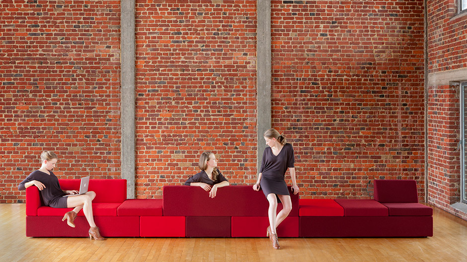 Diese Ausstellung im Atomium in Brüssel zeigt Möbel und Objekte aus Architektenhand.
