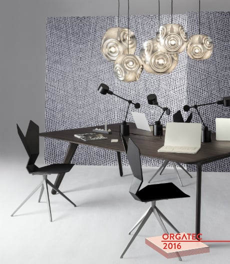 Leuchten- und Accessoiredesigner Tom Dixon stellt in Köln seine erste Bürokollektion vor.