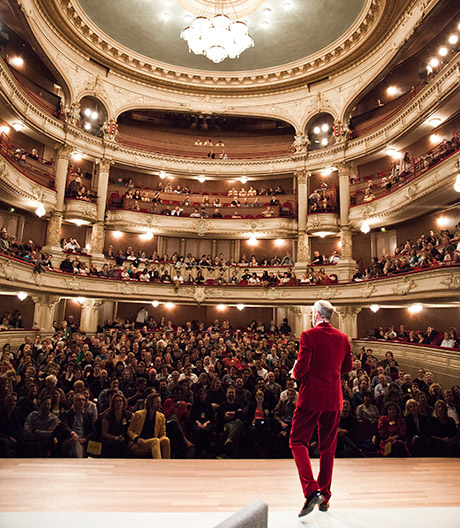 Das Festival What Design Can Do in Amsterdam. Mit Streifen und Perlen.
