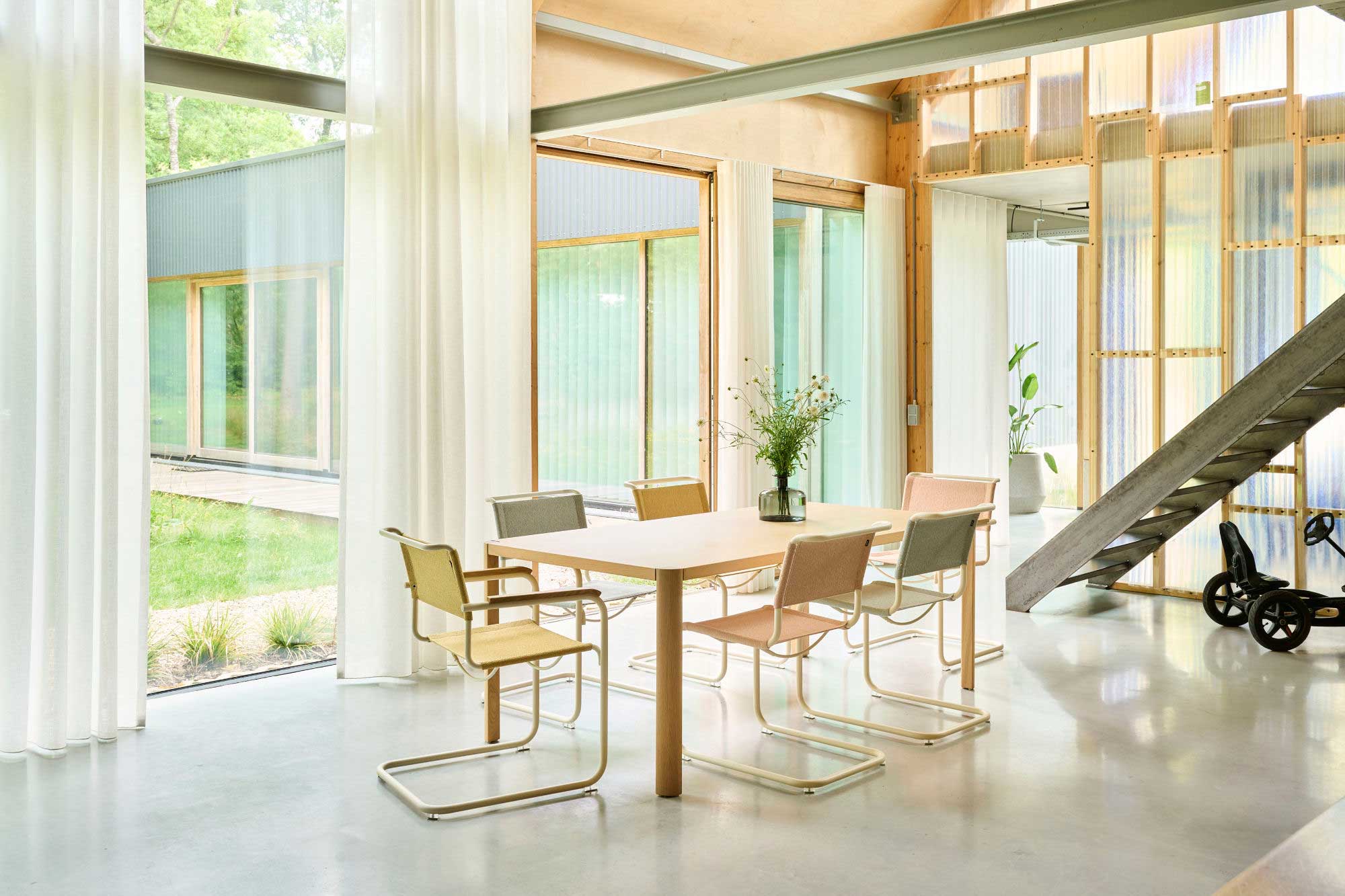 Textile Bezüge für Mart Stams Freischwinger-Legende von Thonet