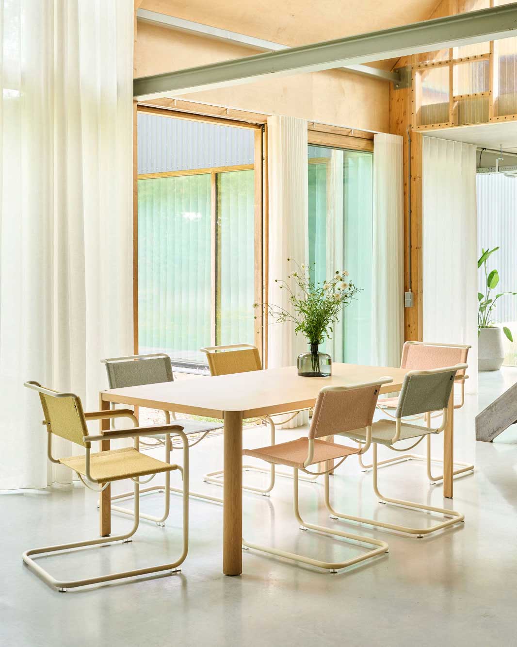 Textile Bezüge für Mart Stams Freischwinger-Legende von Thonet