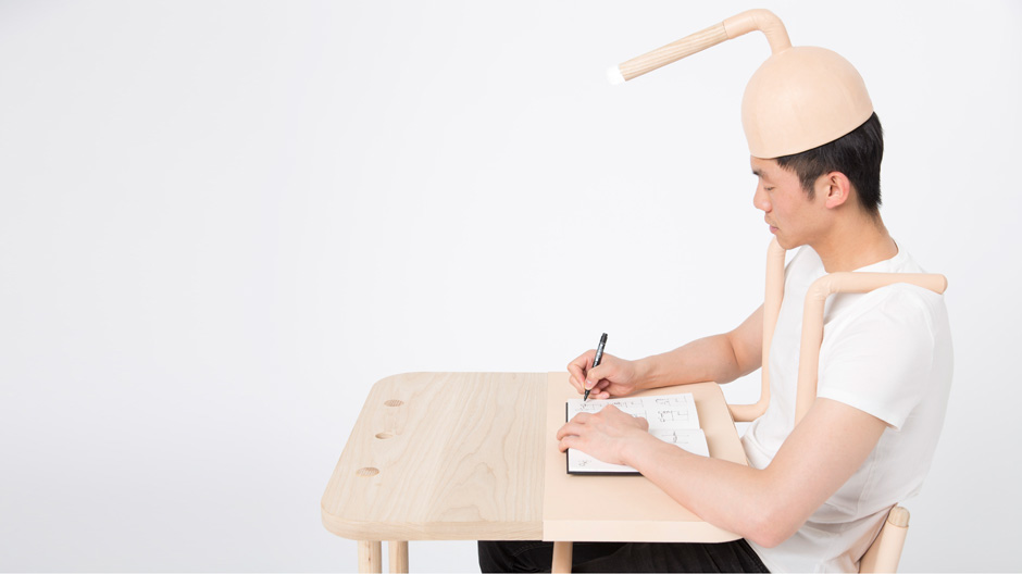 Nachwuchstalente setzen auf Möbel zum Mitmachen und regen damit zum Nachdenken an.