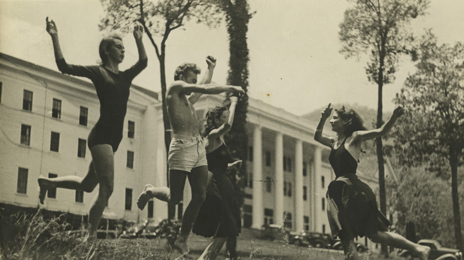 Der Hamburger Bahnhof widmet dem legendären Black Mountain College eine Ausstellung.