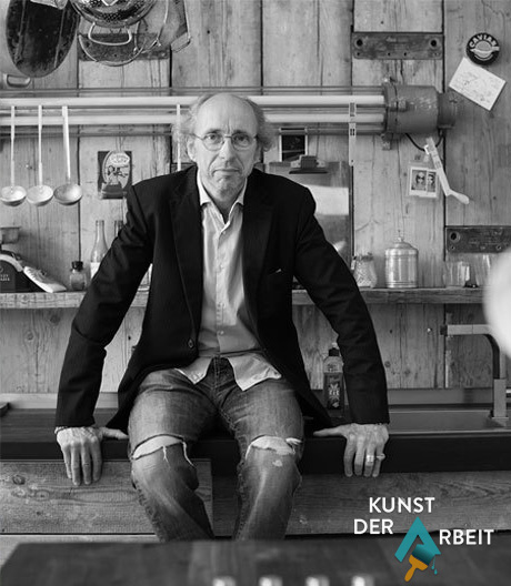 Wir haben den Foodfotografen in seinem Atelier besucht, neugierig in seinen gesammelten Dingen gestöbert und mit ihm über Arbeit gesprochen.