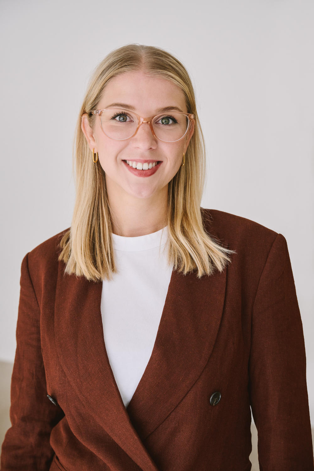 Johanna Rybak sucht Ihre Fragen zu den Herausforderungen nachhaltiger Innenarchitektur in der Praxis