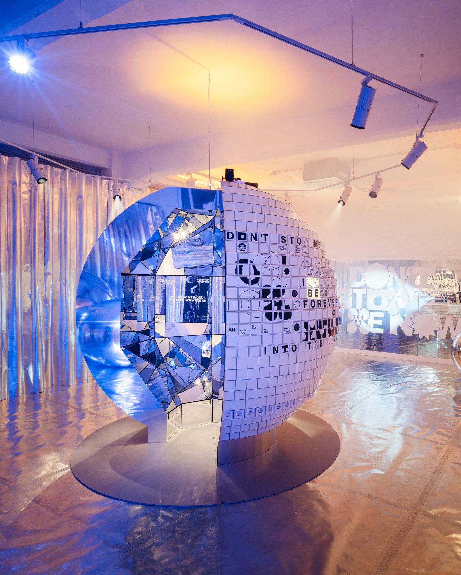 Installation „Atmosphere“ in Mailand von Ippolito Fleitz Group für JUNG