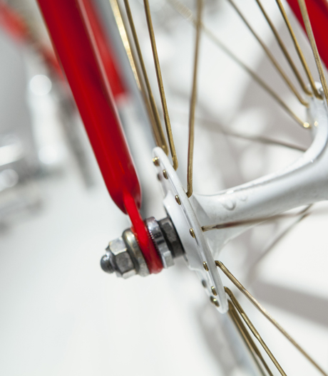 Diese Berliner Ausstellung offenbart die Ästhetik technischer Details am Fahrrad.