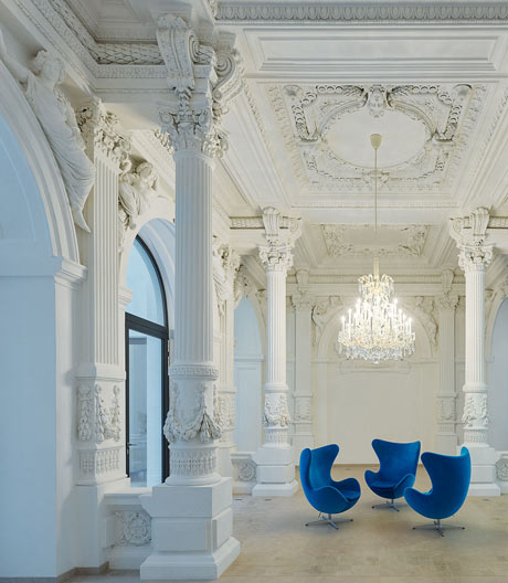 Ist ein Hotel das bessere Zuhause? Stephan Ferenczy vom Wiener Architekturbüro BEHF gibt Antworten bei einer Baustellenbegehung.