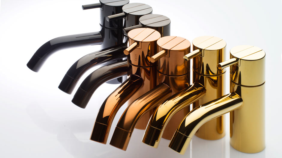 Wie das schnöde Badezimmer zum luxuriösen Wohnraum wird? Mit Armaturen von Vola, die in Gold und Kupfer getaucht sind.