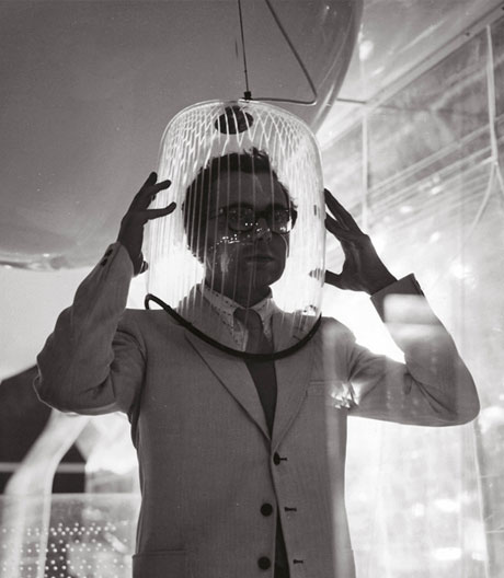 Eine große Retrospektive des Allrounders Ugo La Pietra zwischen Design, Kunst und Happening.