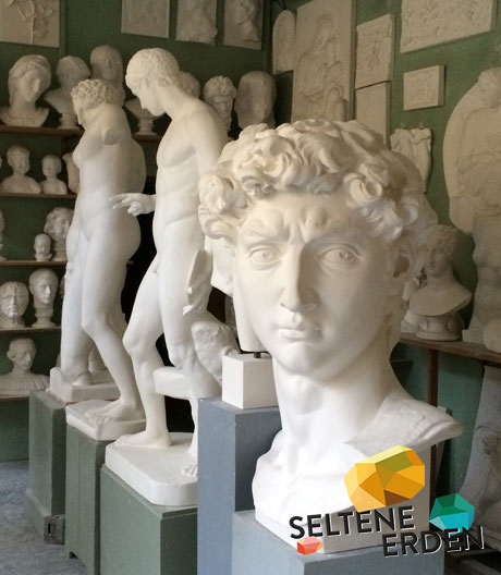 Magisch-mattweiß: Mario Dossi und die gesammelte abendländische Kunstgeschichte in der Fumagalli & Dossi.