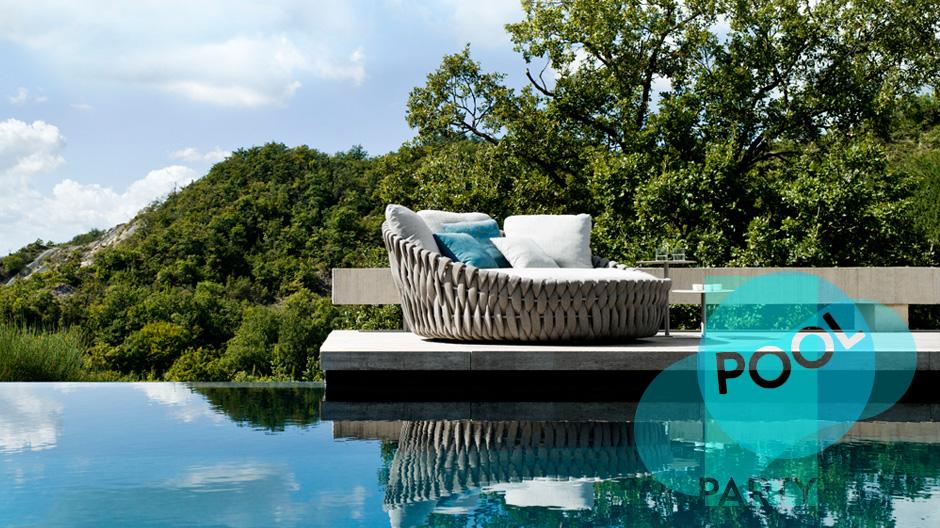 Wohnlich an der Beckenkante mit gepolsterten Sofas und geflochtenen Teppichen.