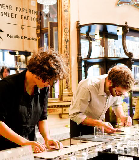 Wasserscheue Monogramme, Lollis aus der Glasmanufaktur und Metallschalen mit Rüschen – das Überraschende hat bei den Passionswegen der Vienna Design Week System und liefert einen Blick auf zukünftige Designprozesse.