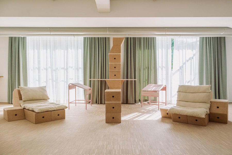 Modulares Einrichtungssystem aus Kork und Holz von Smarin