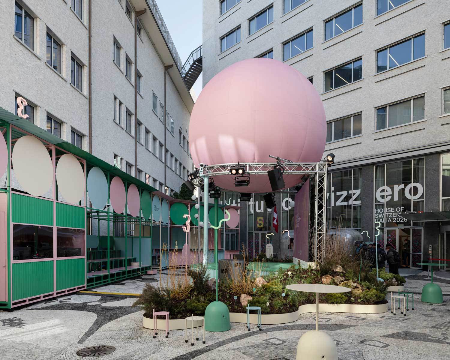 Grüne Installation vom Schweizer Designstudio Bureau in Mailand